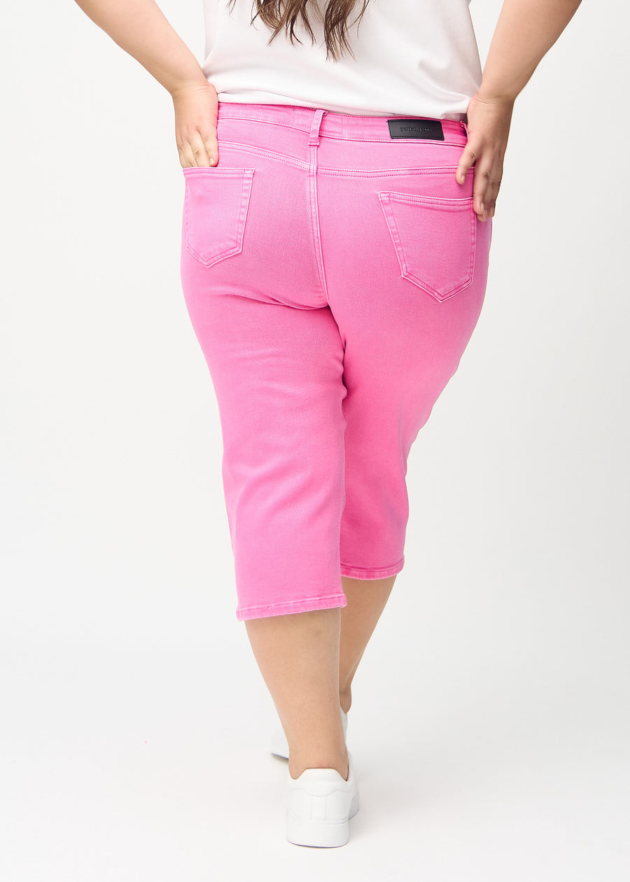 Ljusrosa regular capris sedda bakifrån på en plus size-modell, så att man kan se hela produkten.