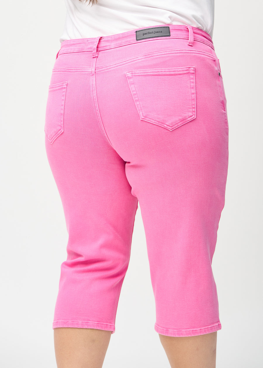 Ljusrosa regular capris sedda bakifrån på nära håll på en plus size-modell för att visa detaljer.