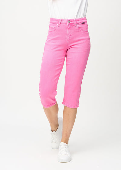 Ljusrosa regular capris, modellnamn Flamingos, som går rakt ner längs benet, framifrån.