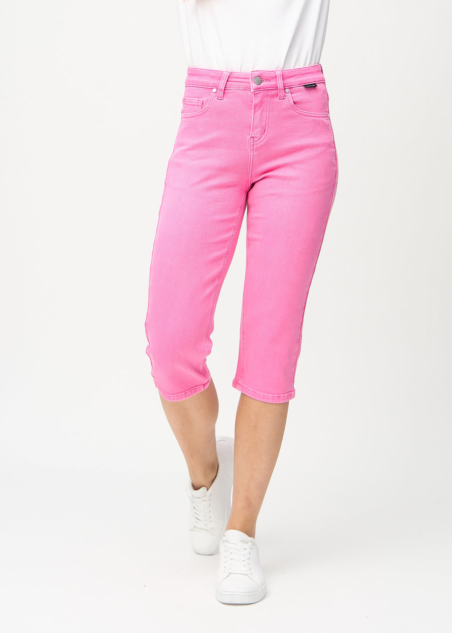Ljusrosa regular capris, modellnamn Flamingos, som går rakt ner längs benet, framifrån.
