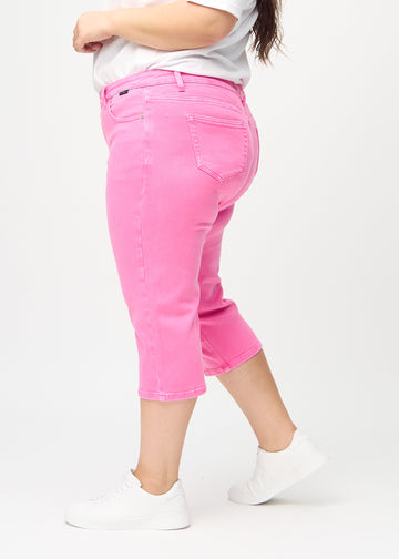 Ljusrosa regular capris sedda från sidan på en plus size-modell.