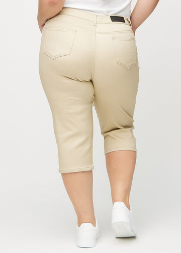 Beige regular capris sedda bakifrån på en plus-size-modell, så att man kan se hela produkten.