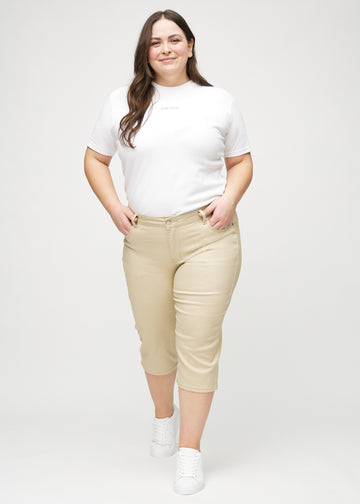 Helbild av en plus-size-modell i beige regular capris.