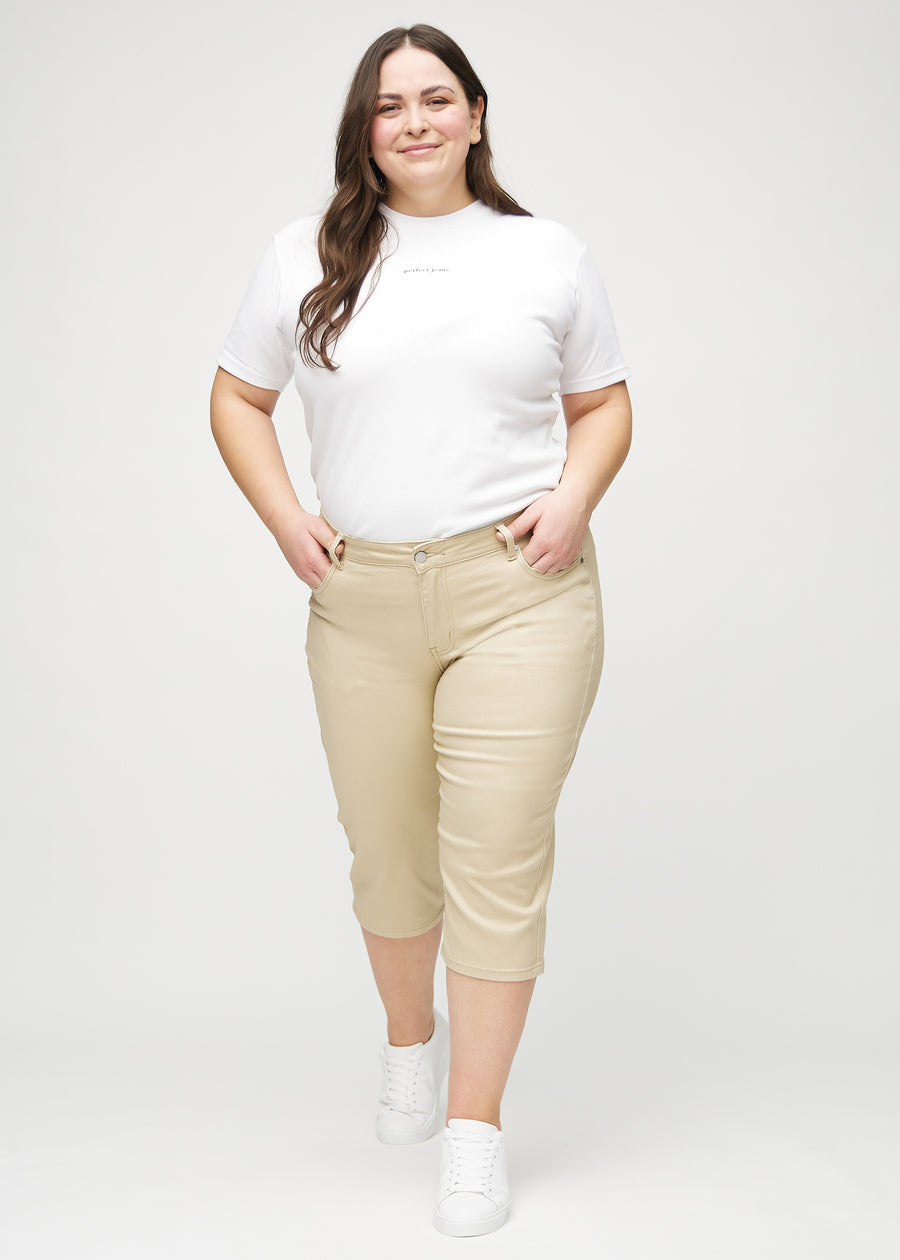 Helbild av en plus-size-modell i beige regular capris.