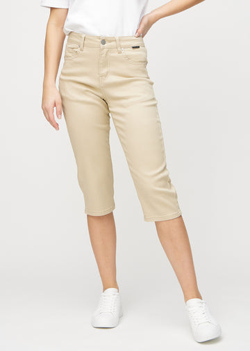 Beige regular capris, modellnamn Gazelles, som sitter rakt längs benet och slutar precis under knät, framifrån.
