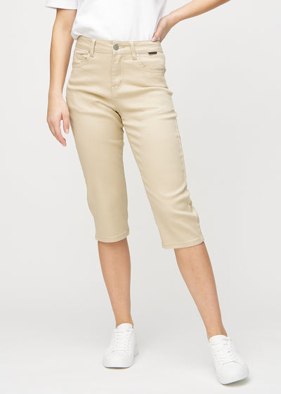 Beige regular capris, modellnamn Gazelles, som sitter rakt längs benet och slutar precis under knät, framifrån.