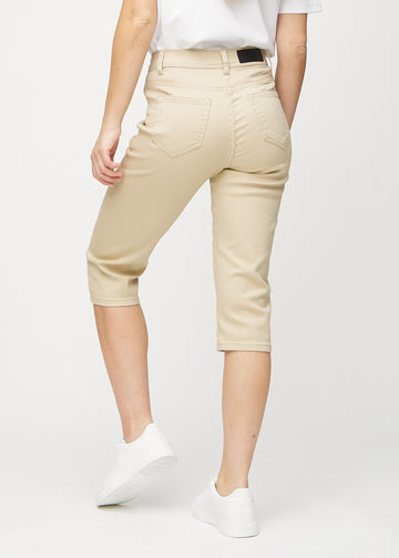 Beige regular capris sedda bakifrån, så att man kan se hela produkten.