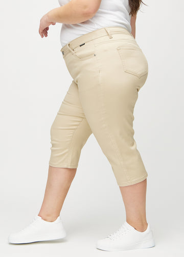 Beige regular capris sedda från sidan på en plus-size-modell.