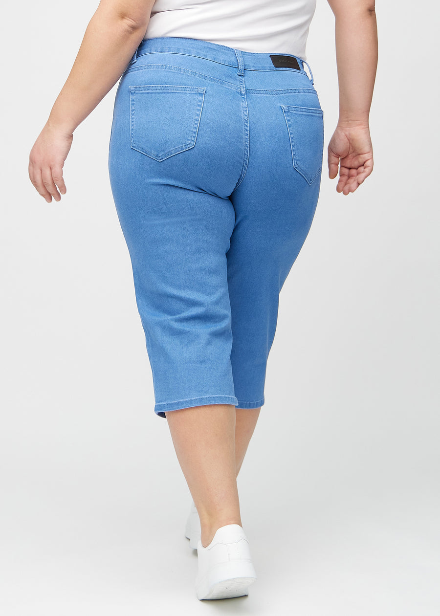 Blå regular capris sedda bakifrån på en plus-size-modell, så att man kan se hela produkten.