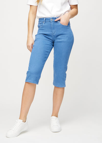 Blå regular capris, modellnamn Geraniums, som sitter rakt längs benet och slutar strax under knät, sedda framifrån.