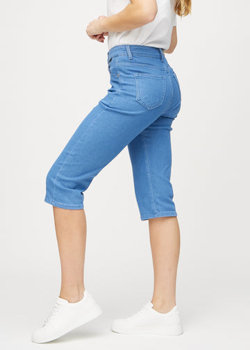 Blå regular capris sedda från sidan på modell.