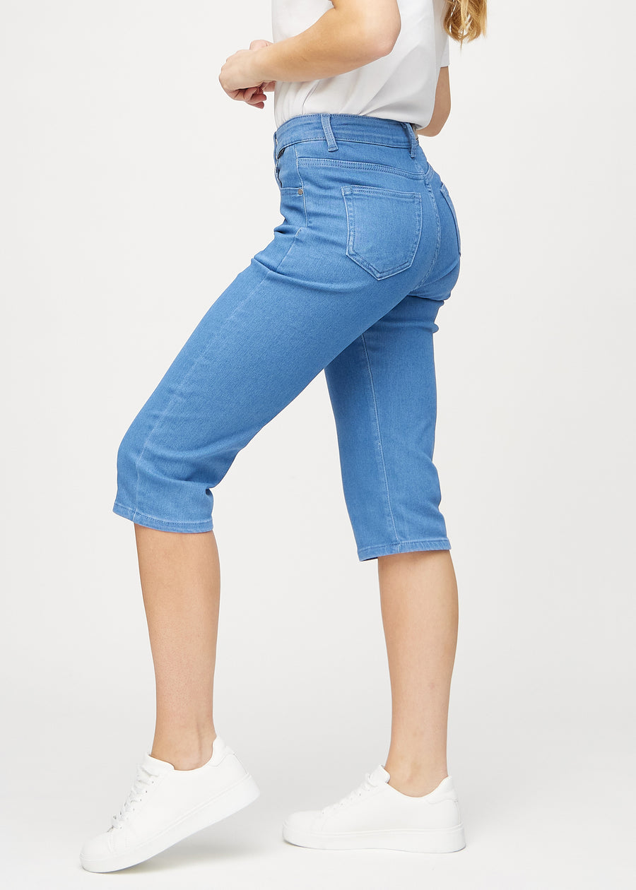 Blå regular capris sedda från sidan på modell.