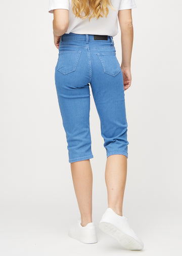 Blå regular capris sedda bakifrån, så att man kan se hela produkten.