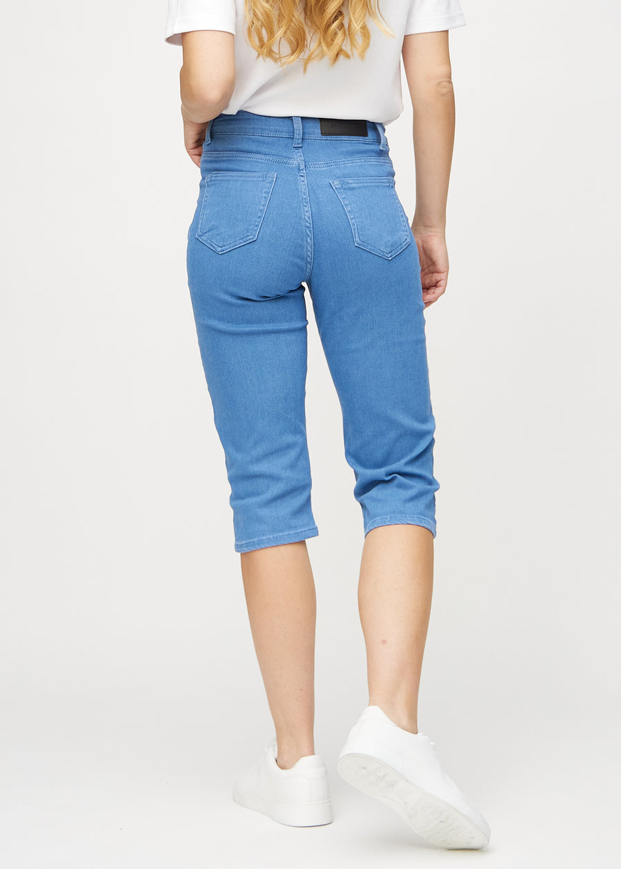 Blå regular capris sedda bakifrån, så att man kan se hela produkten.