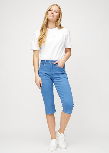 Helbild av modell i blå regular capris.