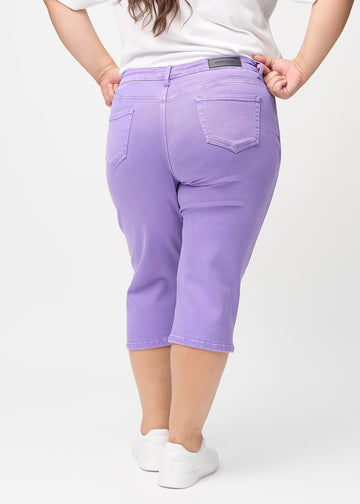Lila regular capris sedda bakifrån på en plus size-modell, så att man kan se hela produkten.