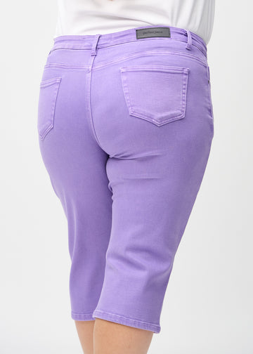 Lila regular capris sedda bakifrån i närbild på en plus size-modell för att visa detaljer.