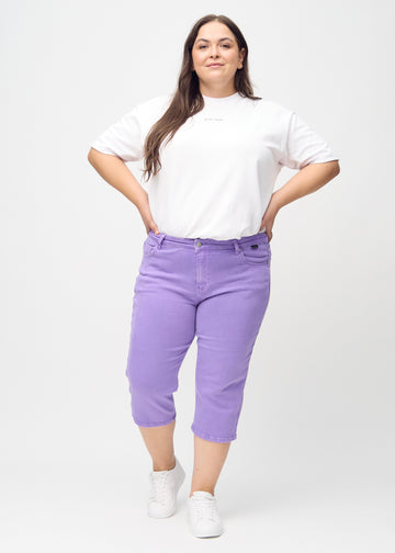 Helbild av en plus size-modell i lila regular capris.