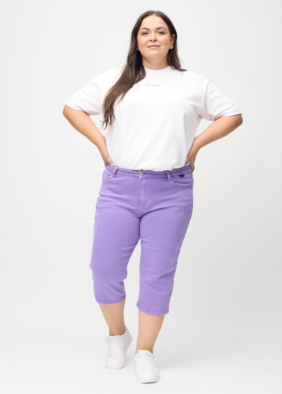 Helbild av en plus size-modell i lila regular capris.