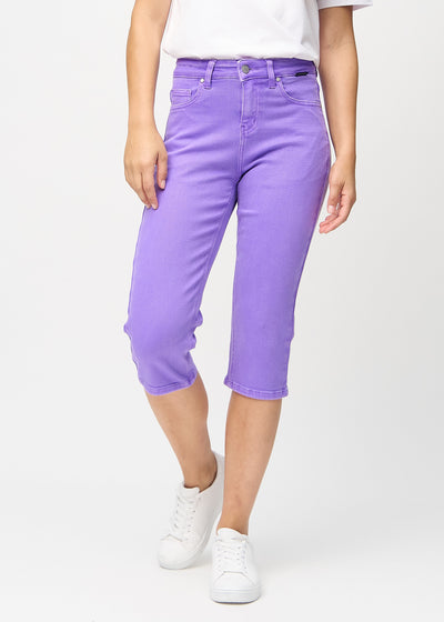 Lila regular capris, modellnamn Lavenders, som går rakt ner längs benet, sedd framifrån.