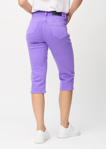 Lila regular capris sedda bakifrån, så att man kan se hela produkten.