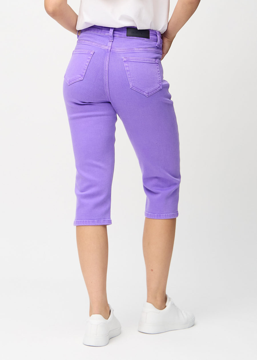 Lila regular capris sedda bakifrån, så att man kan se hela produkten.