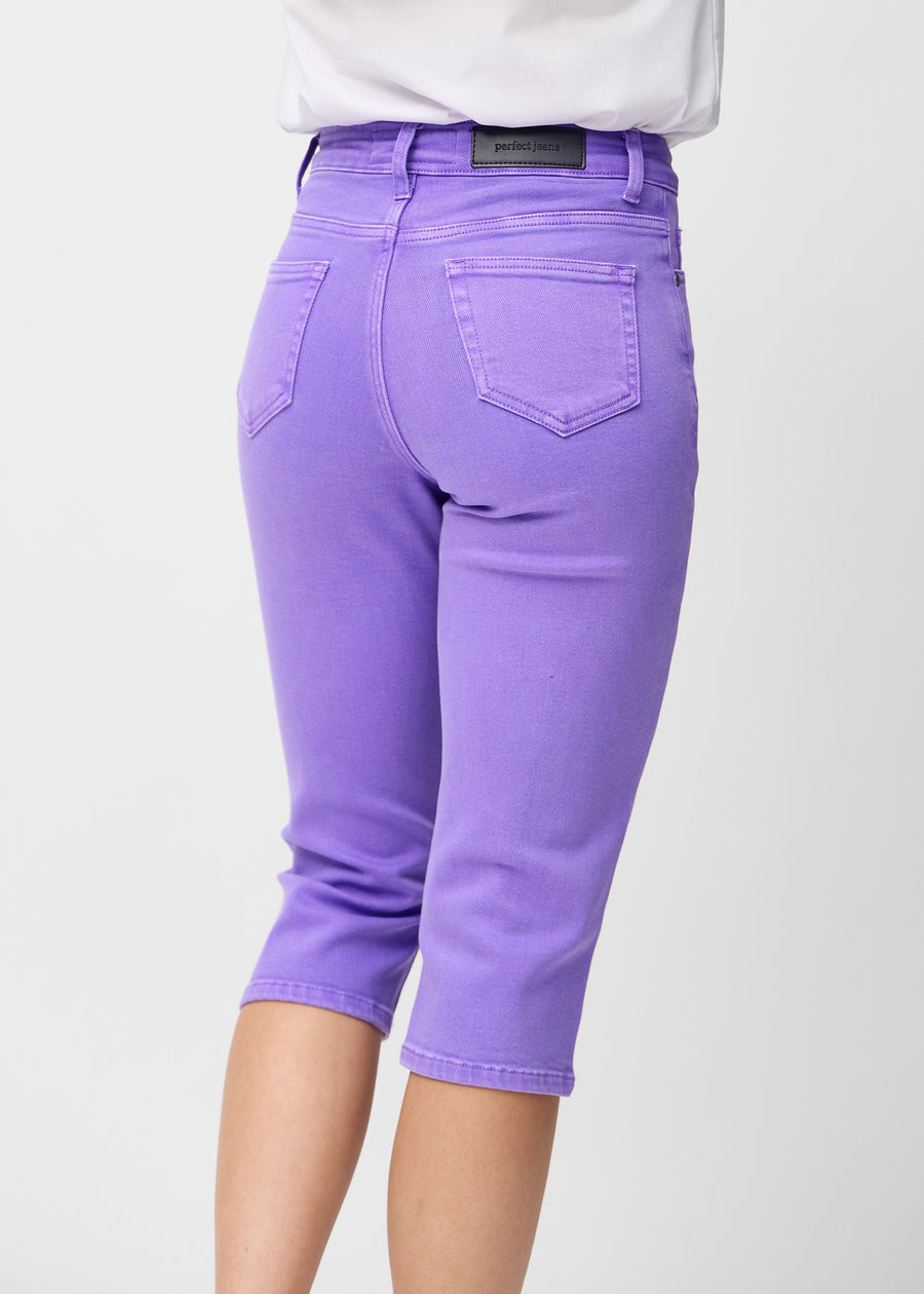 Lila regular capris sedda bakifrån i närbild för att visa detaljer.