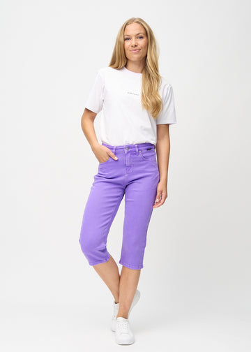 Helbild av modell i lila regular capris.
