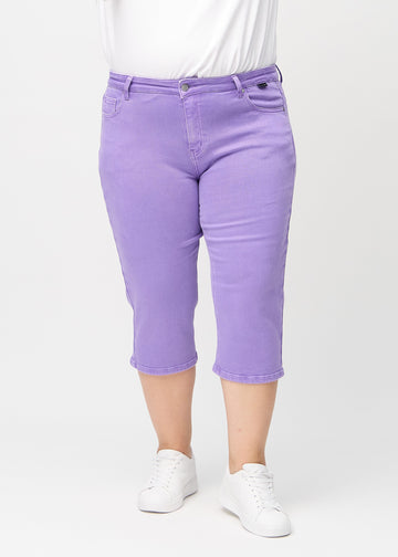 Lila regular capris, modellnamn Lavenders, som går rakt ner längs benet på en plus size-modell, sedd framifrån.