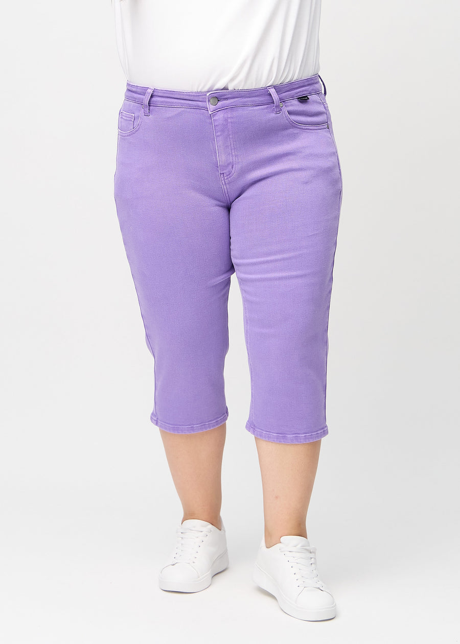 Lila regular capris, modellnamn Lavenders, som går rakt ner längs benet på en plus size-modell, sedd framifrån.