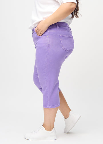 Lila regular capris sedda från sidan på en plus size-modell.
