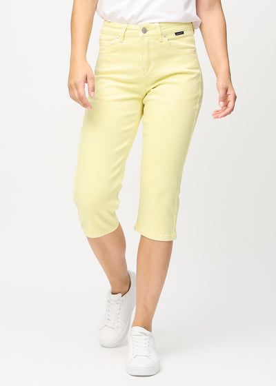 Ljusgula regular capris, modellnamn Lemonades, som går rakt ner längs benet, framifrån.