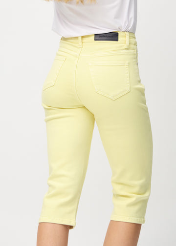 Ljusgula regular capris sedda bakifrån i närbild för att visa detaljer.