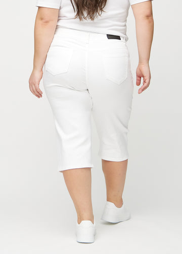 Vita regular capris sedda bakifrån på en plus size-modell, så att man kan se hela produkten.