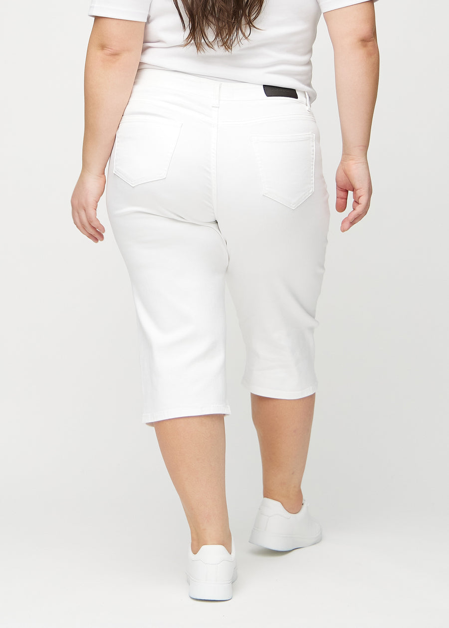 Vita regular capris sedda bakifrån på en plus size-modell, så att man kan se hela produkten.