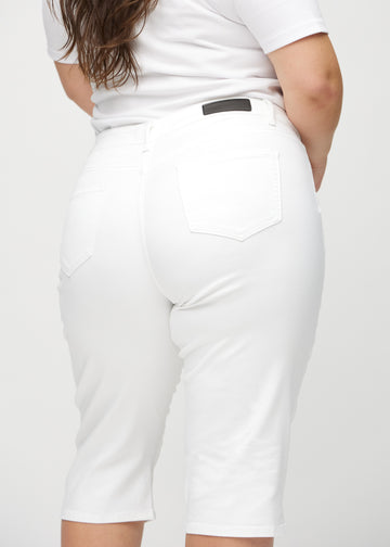 Vita regular capris sedda bakifrån i närbild på en plus size-modell för att visa detaljer.