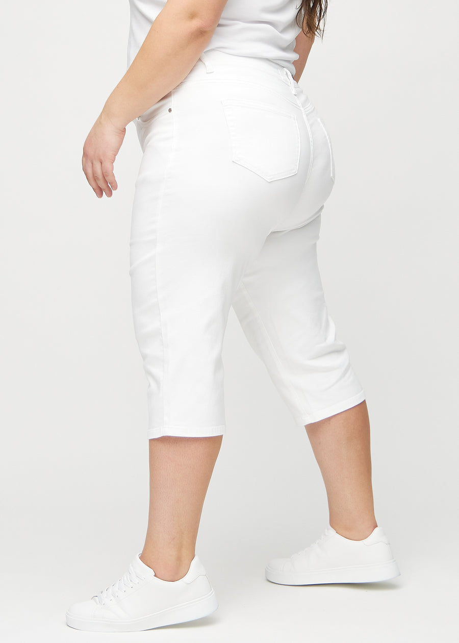 Vita regular capris sedda från sidan på en plus size-modell.
