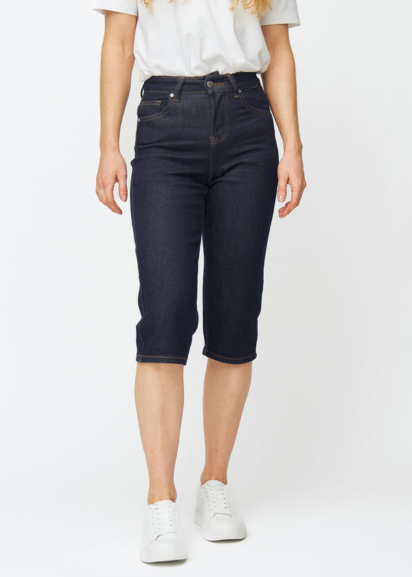 Mörkblå denim capris för dam i färgen Midnights med regular passform som sitter vid höften och faller mer rakt ner över benen, sett framifrån.
