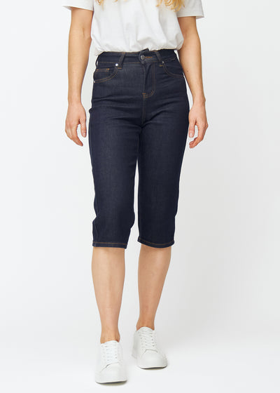 Mörkblå denim capris för dam i färgen Midnights med regular passform som sitter vid höften och faller mer rakt ner över benen, sett framifrån.