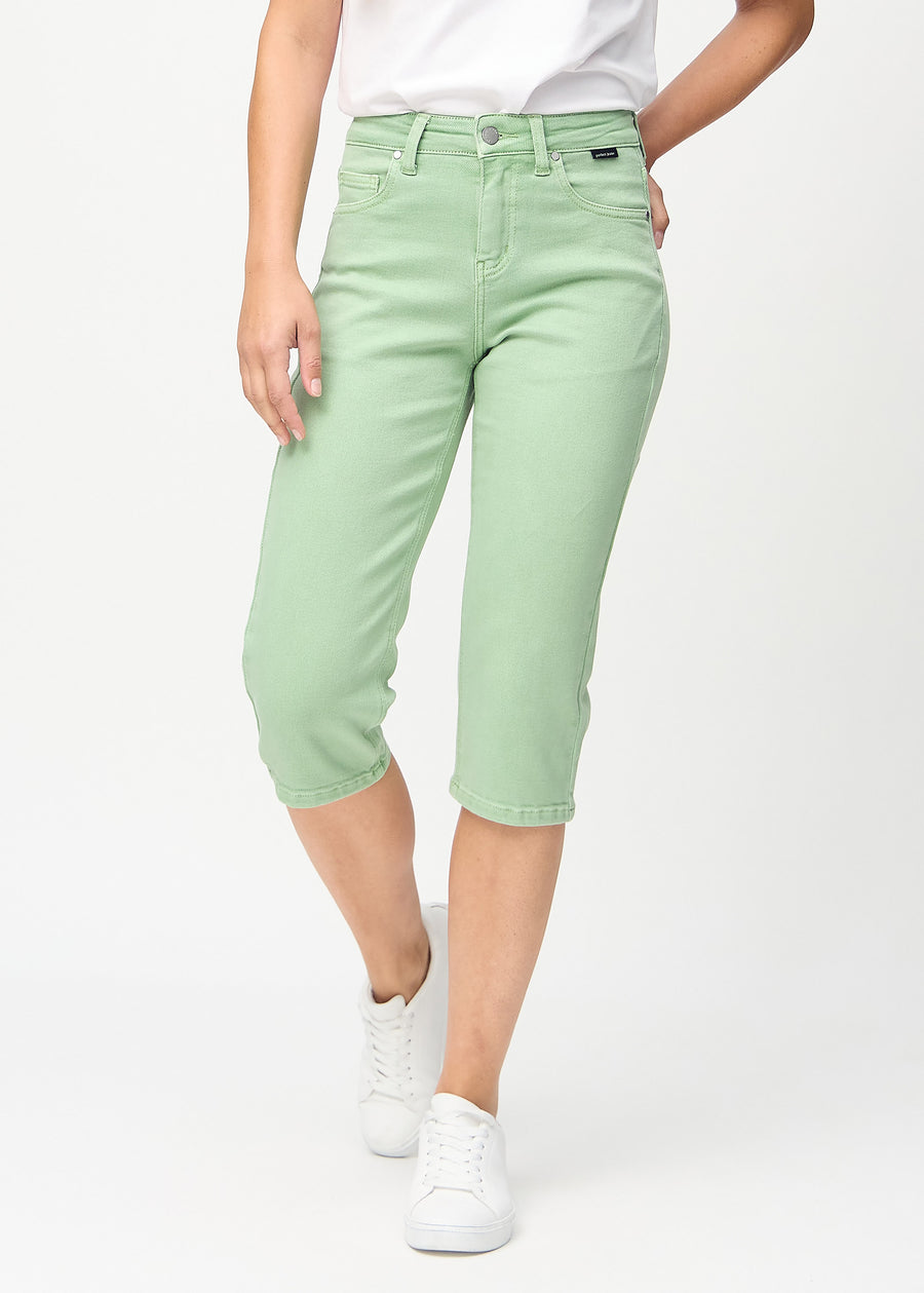 Ljusgröna regular capris, modellnamn Mints, som går rakt ner längs benet, sedda framifrån.