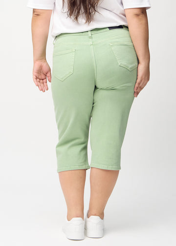 Ljusgröna regular capris sedda bakifrån på en plus-size-modell, så att man kan se hela produkten.