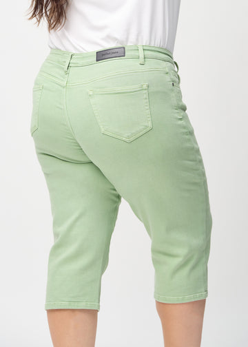 Ljusgröna regular capris sedda bakifrån i närbild på en plus-size-modell för att visa detaljer.
