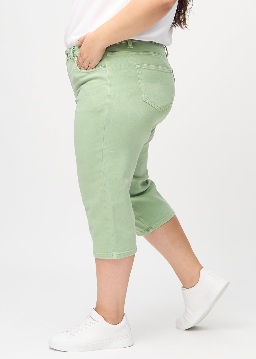 Ljusgröna regular capris sedda från sidan på en plus-size-modell.