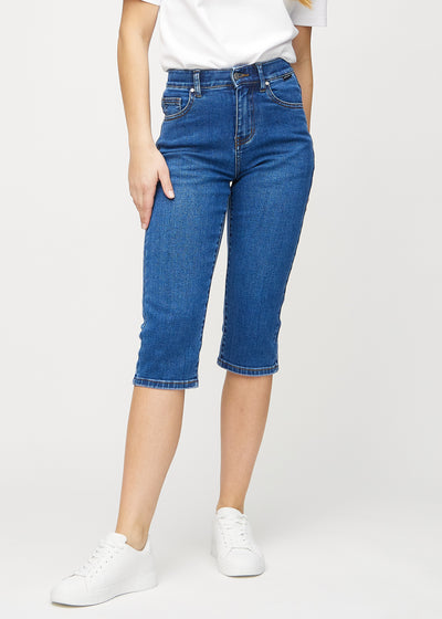 Mörk denim regular capris, modellnamn Oceans, som sitter rakt längs benet och slutar precis under knät, sett framifrån.
