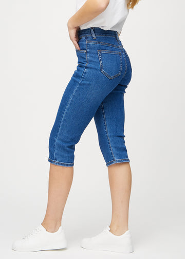 Mörk denim regular capris sett från sidan på modell.
