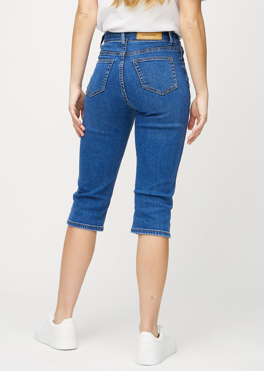 Mörk denim regular capris sett bakifrån, så att man kan se hela produkten.