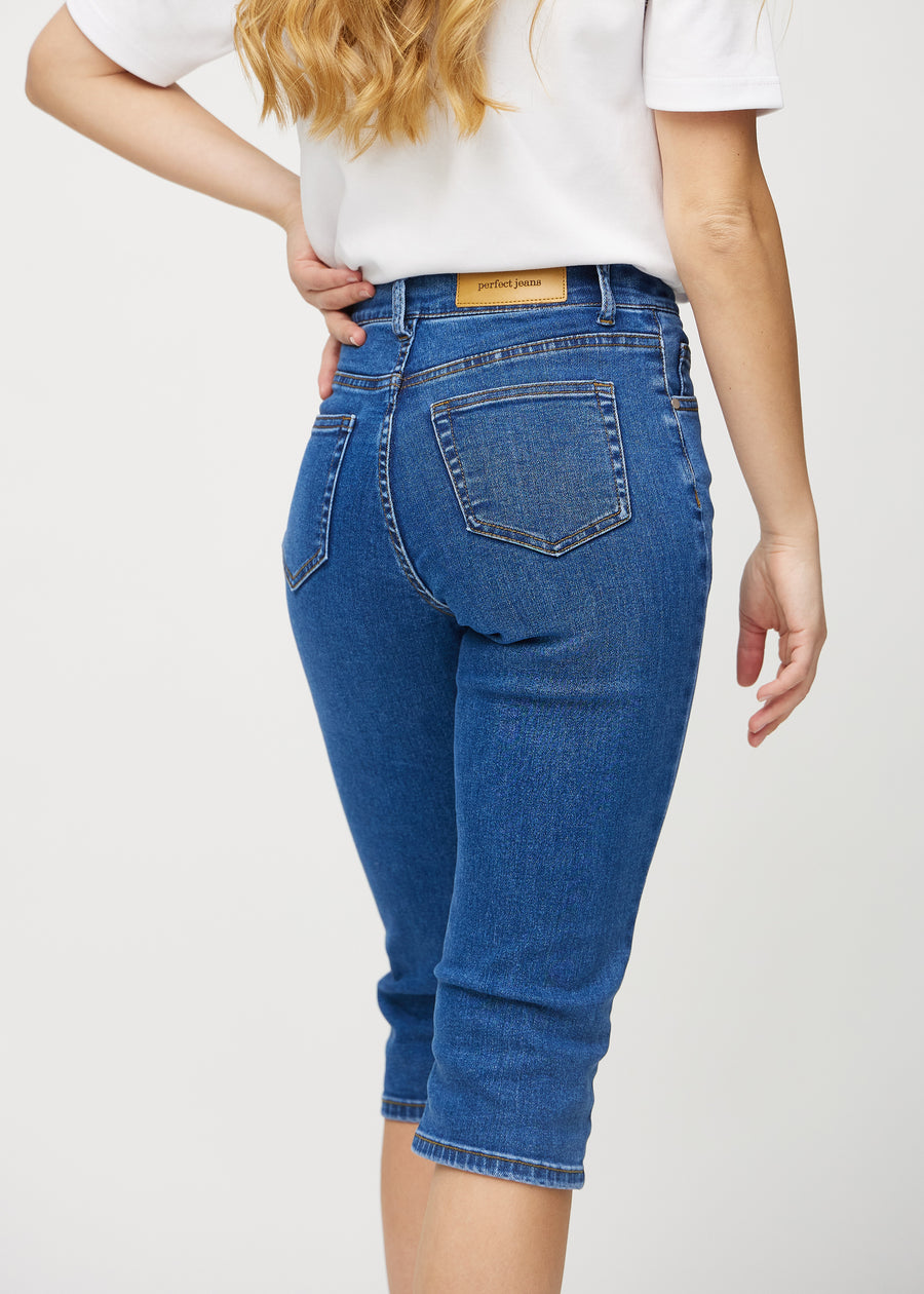 Mörk denim regular capris sett bakifrån i närbild för att visa detaljer.