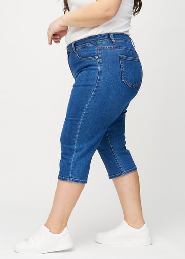 Mörk denim regular capris sett från sidan på en plus size-modell.