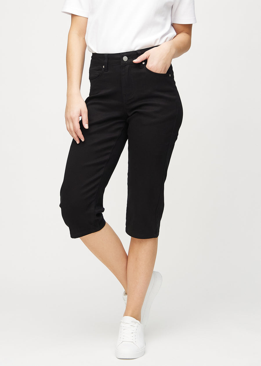 Svarta regular capris, modellnamn Ravens, som sitter rakt längs benet och slutar precis under knät, sett framifrån.