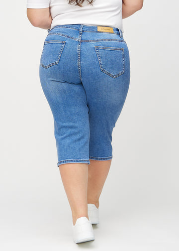 Denim regular capris sedda bakifrån på en plus size-modell, så att hela produkten syns.
